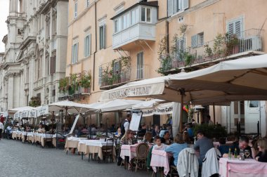 Restoran görünümünde Street Roma eski tarihi binaların mimari ve sanat Roma İtalya 2013