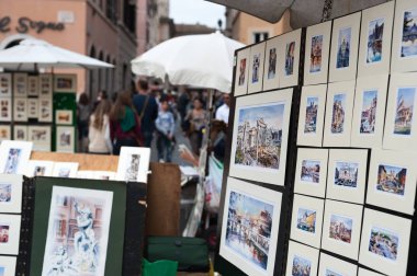 Ressam resim Satılık turistik Roma İtalya 2013 sokakta müşteriye gösterir