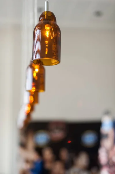 レストラン内部デザインでトップに絞首刑に黒ビールのボトルの装飾ランプ — ストック写真