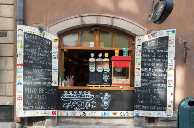 Varşova Polonya Ekim 2014 küçük Kiosk Dükkanı Street turistlere aperatif içki satmak