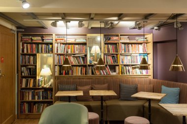 Cafe kitap mağaza ve kafe birlikte iç tasarım