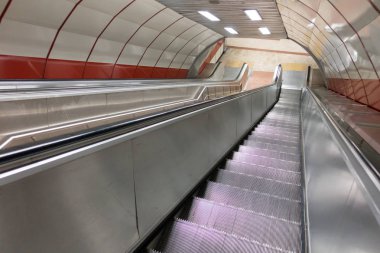 Boş Metro İstasyonu yürüyen merdiven Resdy Pessengers için