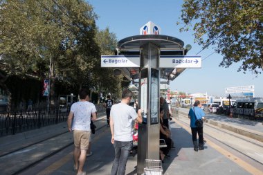 Açıkhava Metro İstasyonu'na ulaşım için bekleyenler