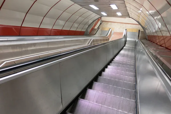 Άδειο Σταθμό Μετρό Κυλιόμενες Σκάλες Resdy Για Pessengers — Φωτογραφία Αρχείου