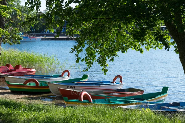 Barcos Viejos Bajo Árbol Cerca Del Agua Del Lago Trakai — Foto de Stock