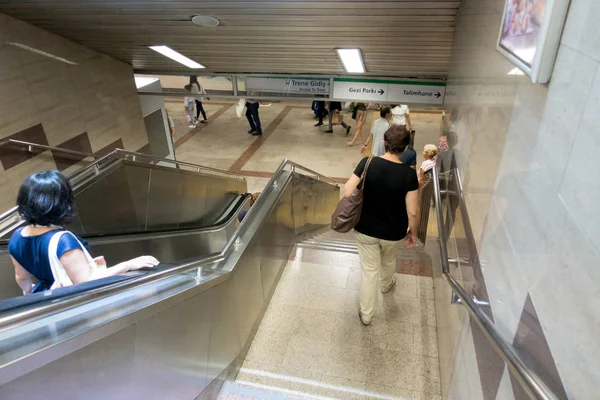 Persone Che Cercano Non Perdere Metropolitana Utilizzando Scale Stazione Foto Stock Royalty Free