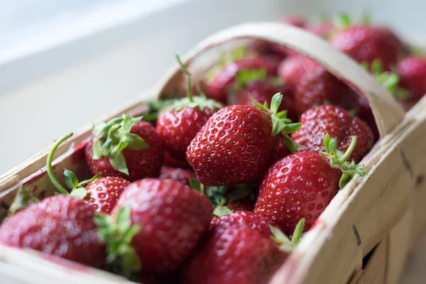 Fraises Biologiques Dans Panier Bois Prêt Vente Photo De Stock