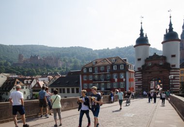 Eski bir köprü Heidelberg Almanya şehirde turist