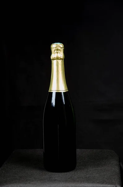Uma garrafa de vinho espumante — Fotografia de Stock