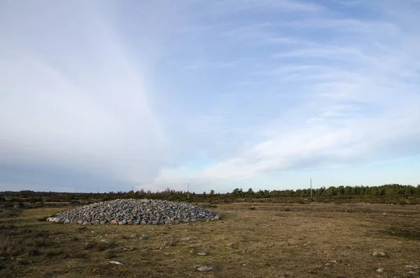 Oude begraafplaats met kasseistrook stenen — Stockfoto