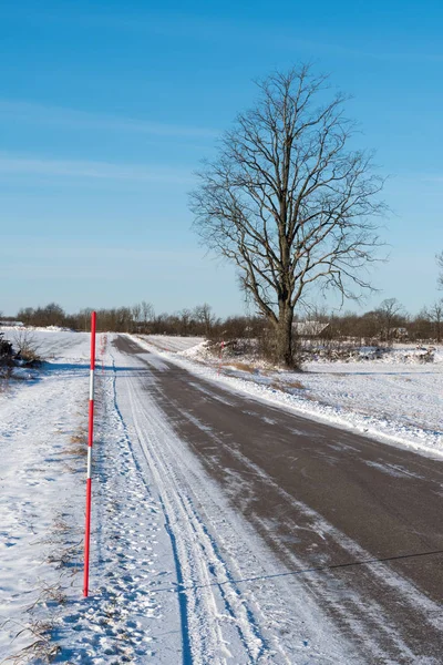 Snö spel av ett land road side — Stockfoto