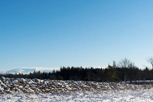 Paisaje con pared de piedra cubierta de nieve —  Fotos de Stock