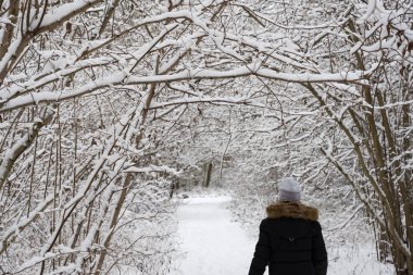 Aktif kadın karlı bir patika üzerinde yürüyor