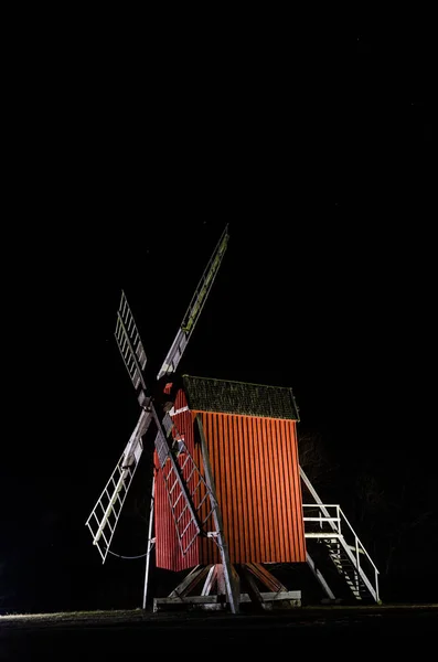 Antiguo molino de viento tradicional iluminado en Suecia — Foto de Stock