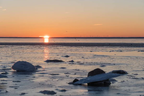Vista sul tramonto da una costa ghiacciata — Foto Stock