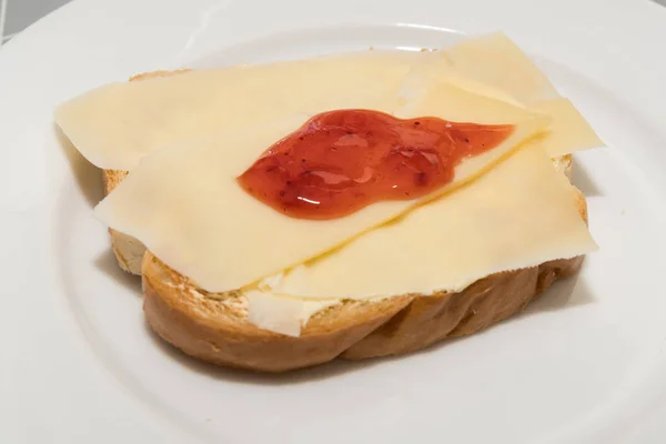 Toast mit Käse und Marmelade — Stockfoto