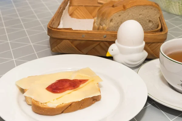 Tost, çay ve yumurta Kahvaltı — Stok fotoğraf