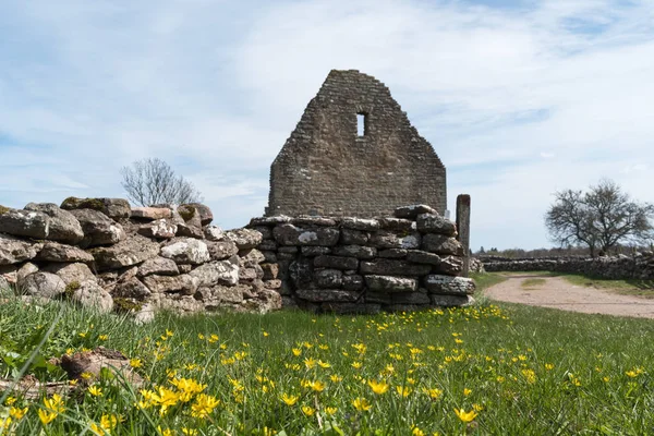 Lente door een oude ruïne — Stockfoto