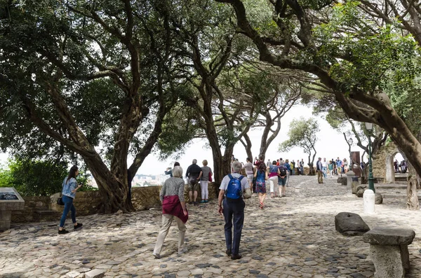 Ourists in het Kasteel Sao Jorge in Lissabon — Stockfoto