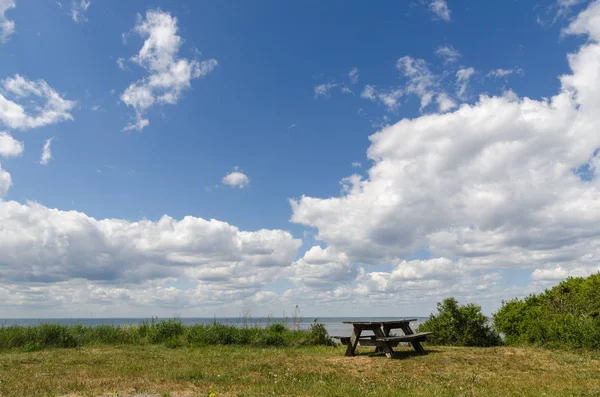 Holzbank und Tisch an der Küste — Stockfoto