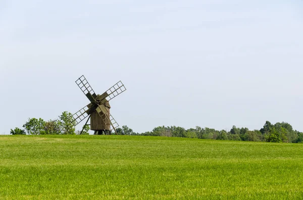 Viejo molino de viento de madera en un campo — Foto de Stock