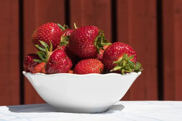 Bowl with fresh strawberries — Stock Photo, Image