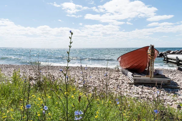 Landed red rowing boat — Stock Photo, Image