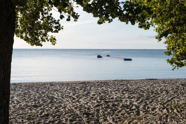 Strand mit schwimmendem Badesteg — Stockfoto