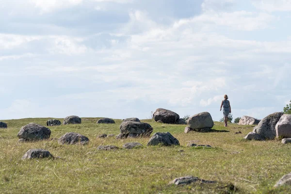 Жінка прогулюється історичним полем — стокове фото