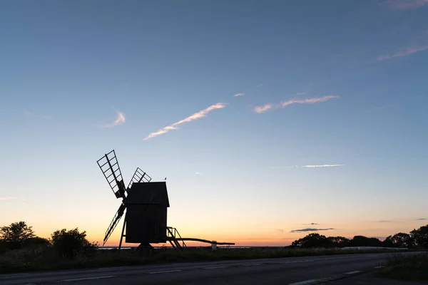 Silhouette mulino a vento in legno da bordo strada — Foto Stock