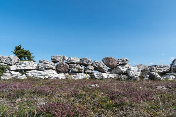 Mur traditionnel en pierre gros plan — Photo