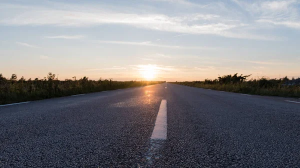 Aşırı düşük açılı manzaraya bir asfalt yol — Stok fotoğraf