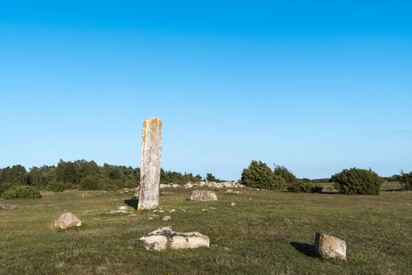 Starověký monument v velký obyčejný louky — Stock fotografie