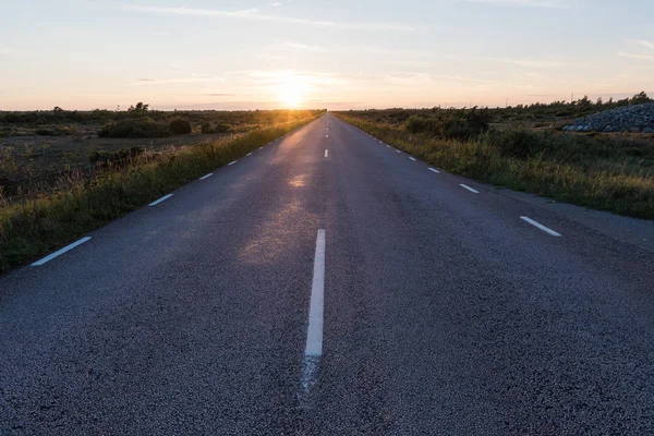 Günbatımı açık bir manzara içinde yoldan düz ülke — Stok fotoğraf