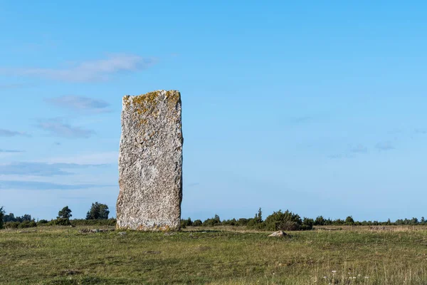Alter stehender Stein in einer flachen Landschaft — Stockfoto