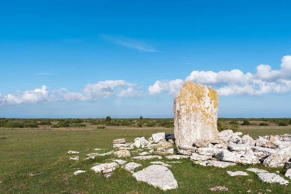 Piedra de pie en un antiguo campo sepulcral — Foto de Stock