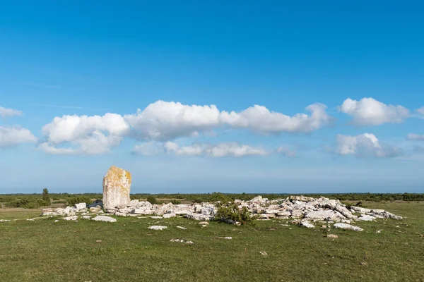 Oude monument in een grote vlakte gebied — Stockfoto