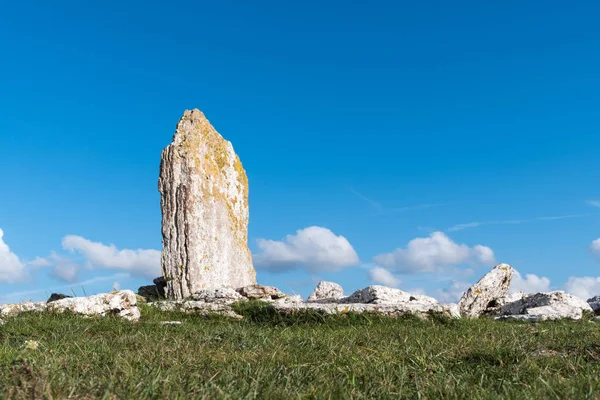 Starověké bludný kámen na kopci — Stock fotografie
