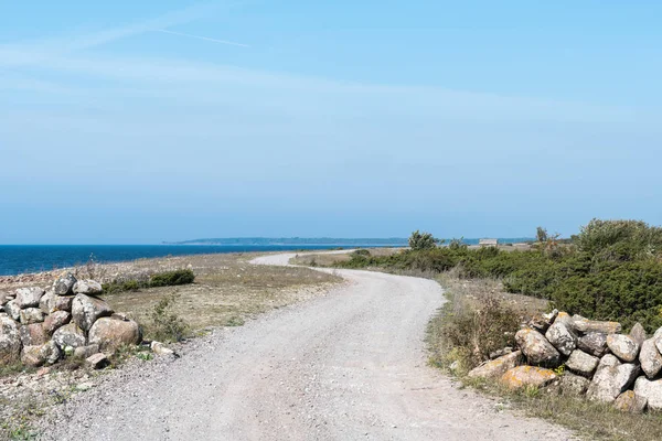 Carretera de grava sinuosa por la costa —  Fotos de Stock