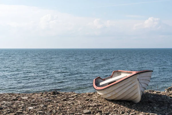 Kleines Ruderboot an der Küste — Stockfoto