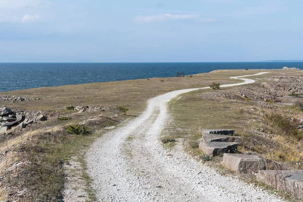 曲がりくねった砂利道を海岸の風景 — ストック写真