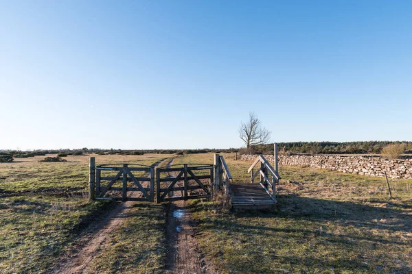 Velho portão em uma grande paisagem plana — Fotografia de Stock