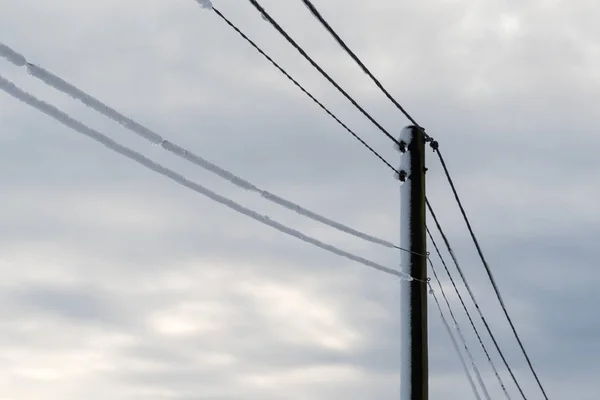 Pokryte śniegiem linie energetyczne — Zdjęcie stockowe