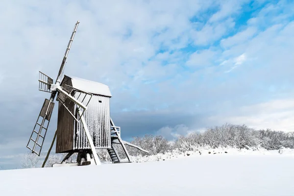 Gammal traditionell väderkvarn — Stockfoto