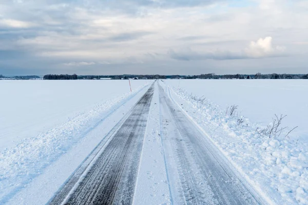 Camino recto en un paisaje invernal —  Fotos de Stock