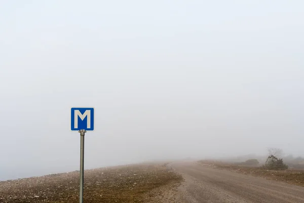Geçen yer yol işareti — Stok fotoğraf