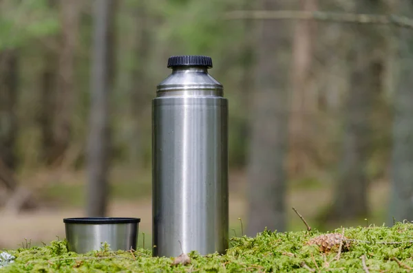 Thermos and cup on a mossy ground — Stock Photo, Image