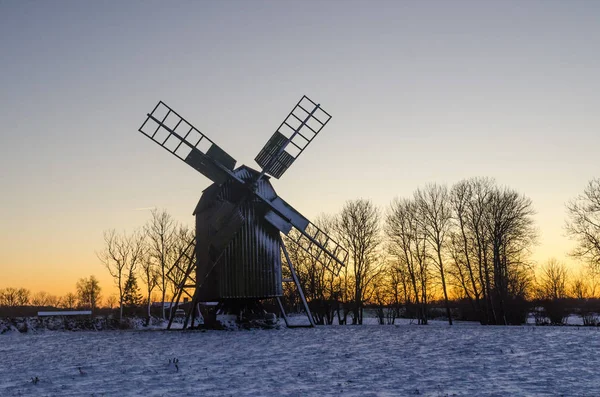 Mulino a vento tradizionale in legno al tramonto nella stagione invernale — Foto Stock