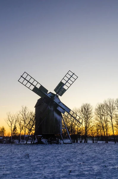 Mulino a vento in legno al tramonto in inverno — Foto Stock