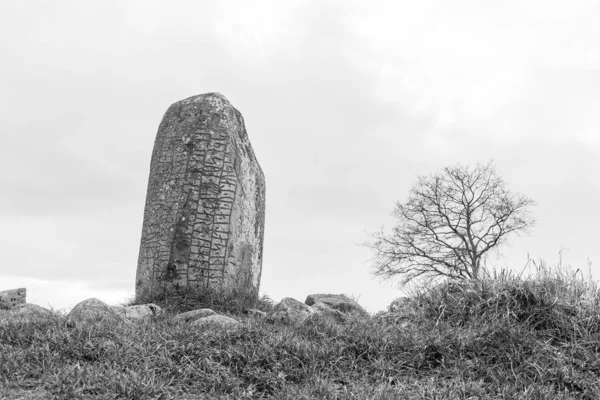 Ancient runový kámen v černé a bílé — Stock fotografie